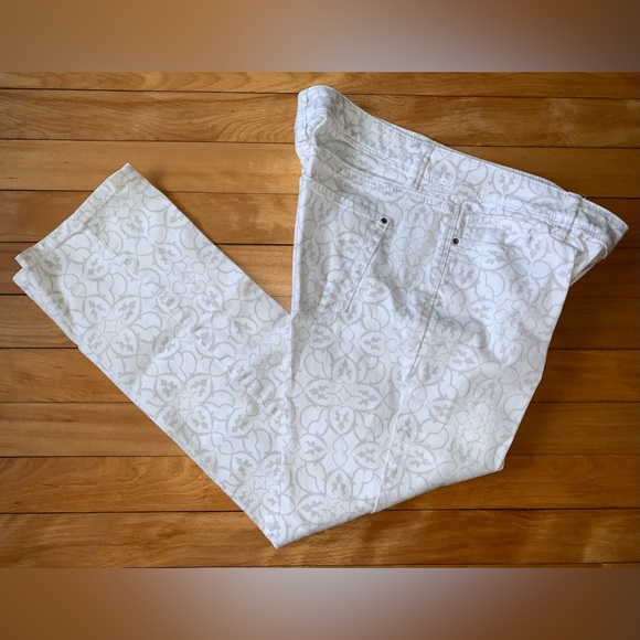 White House Black Market White and Light Taupe Patterned Jeans (6) - Picture 3 of 5